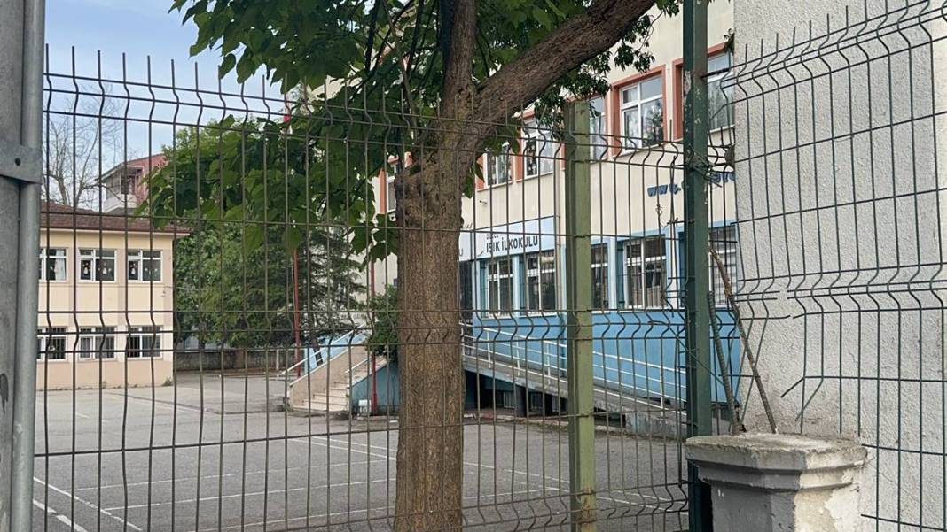 Okulda 'hızlı hamburger yeme' yarışması yapan öğrencilerinden biri yaşamını yitirdi! Ailesi sinir krizleri geçirdi 3